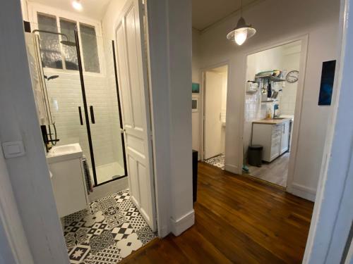 a hallway with a door leading to a kitchen at Paris en 10 min, T3 dans le centre ville de Puteaux in Puteaux