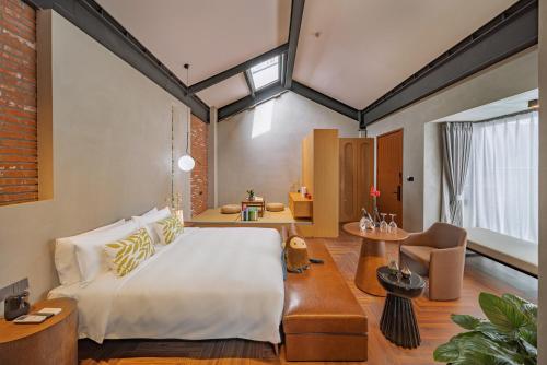 sypialnia z dużym łóżkiem i kanapą w obiekcie Beijing Land of Arts and Crafts w Pekinie
