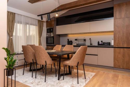帕萊的住宿－Villa Selzo lux，厨房以及带桌椅的用餐室。