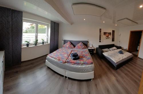 ein Schlafzimmer mit zwei Betten und einem Sofa darin in der Unterkunft Ferienwohnung David in Lorch am Rhein