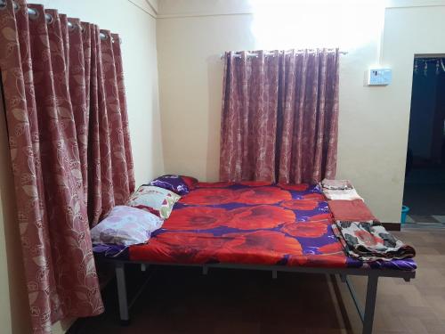 Cama pequeña en habitación con cortinas en Soham resort, 