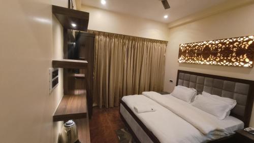 Cama o camas de una habitación en Ratna Hotel & Banquet