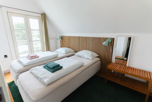 due letti singoli in una stanza con finestra di Two quiet apartments a Copenaghen