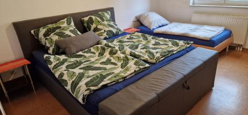 Bett in einem Zimmer mit Bettröcken in der Unterkunft Ferienwohnung zwischen Rhein und Schwarzwald in Bischweier