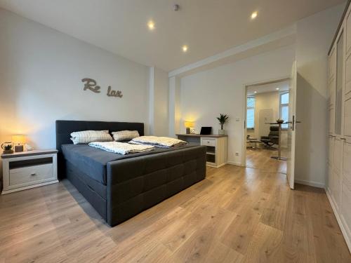 sala de estar con cama y escritorio en Wohntraum im Szeneviertel en Hannover