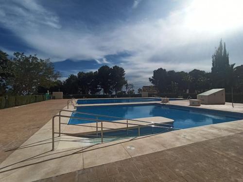 una gran piscina en un patio de ladrillo en Mariana Home, en Benalmádena