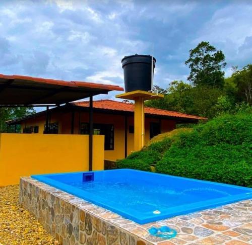 - une piscine avec un seau au-dessus d'une maison dans l'établissement Casas De Campo - El Paraíso, à La Vega
