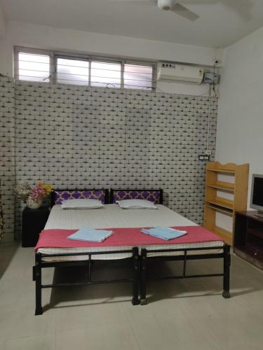 um quarto com uma cama grande num quarto em Crabs Homestay & Pg em Guwahati