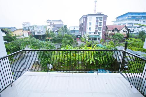 Balkón nebo terasa v ubytování Căn nhà có 5 phòng ngủ, đậu nhiều ô tô - Kenpj House