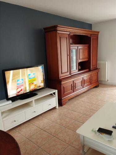 un salon avec une télévision à écran plat et un centre de divertissement dans l'établissement La Petite Pierre d'Octave nr4, à Saint-Laurent-Nouan