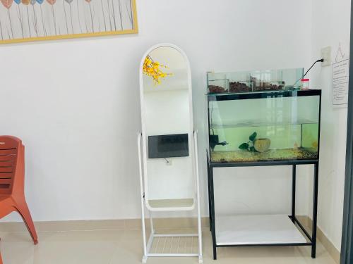 TV a/nebo společenská místnost v ubytování Căn nhà có 5 phòng ngủ, đậu nhiều ô tô - Kenpj House