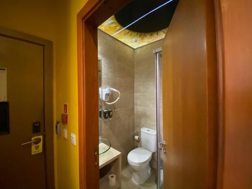 リスボンにあるArty Home in the Heart of Lisbon , Baixa Chiadoのトイレとガラスのシャワー付きのバスルーム