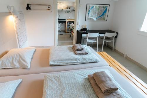 um quarto com 2 camas e toalhas em Quiet apartment em Copenhague