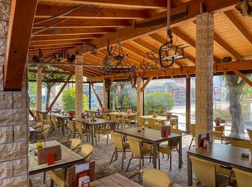 ein Restaurant mit vielen Tischen und Stühlen und einer Steinmauer in der Unterkunft Brauerei Walter in Waldshut-Tiengen