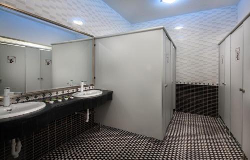 baño con 2 lavabos y espejo grande en Catba Central Hostel, en Cat Ba
