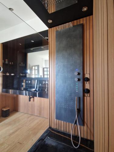 - une douche dans une chambre dotée d'une paroi en verre dans l'établissement Château Le But proche de Périgueux en Dordogne, à Léguillac-de-Lauche