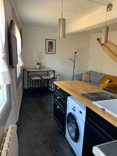une cuisine avec une machine à laver dans une pièce dans l'établissement Cosy sweet space in paradise - 5min from the beach, à Nice