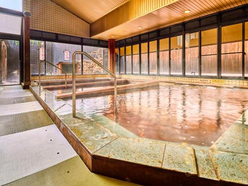 una gran piscina de agua en un edificio en Yukai Resort Premium Hotel Fugetsu en Beppu