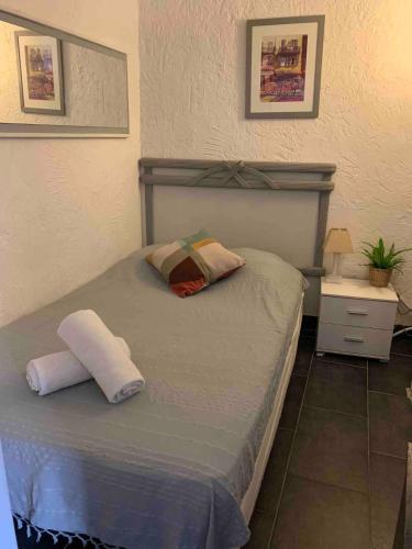une chambre avec un lit avec deux oreillers dessus dans l'établissement Cosy sweet space in paradise - 5min from the beach, à Nice