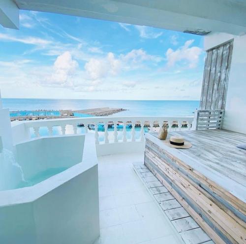 a bathroom with a view of the ocean at Whitelance B&B in Manzhou