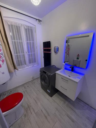 a bathroom with a toilet and a sink and a mirror at Appartement 3 pièces en face la gare de creil in Creil