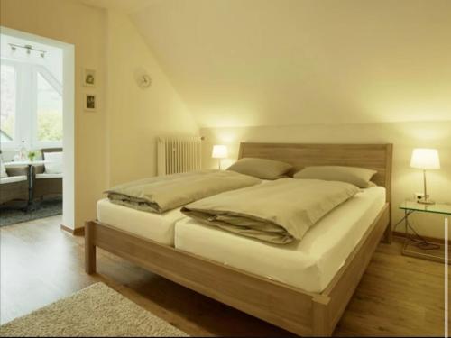 1 dormitorio con 1 cama grande y baño en Landhauskiebel, en Erden