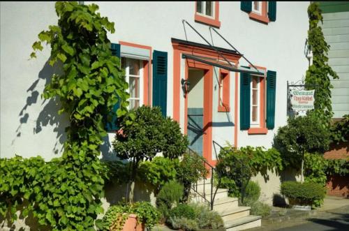 a house with a bunch of plants in front of it at Landhauskiebel in Erden