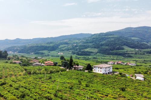 a small village on a hill with mountains in the background at Amagi Home in Montecchia di Crosara