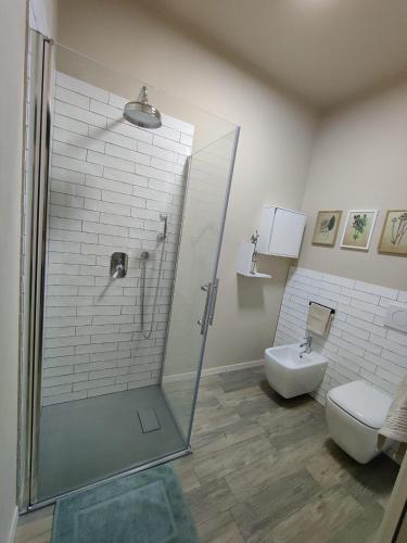 a bathroom with a shower and a toilet at Amagi Home in Montecchia di Crosara
