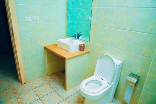 łazienka z toaletą i umywalką w obiekcie Saint Emmanuel near Kigali Convetion center w mieście Bugesera