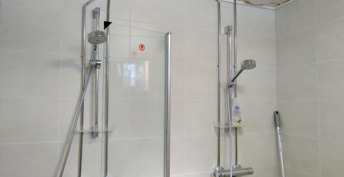 伊納利的住宿－Kuukkeli Apartments Inari，浴室里设有玻璃门淋浴