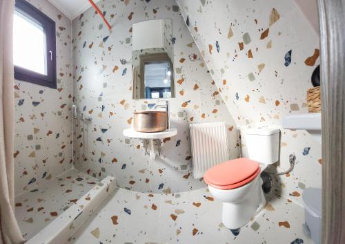 łazienka z toaletą i umywalką w obiekcie Casa de Madera w mieście Kaloskopí