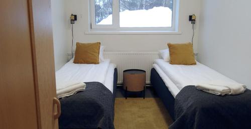 伊納利的住宿－Kuukkeli Apartments Inari，小房间设有两张床和窗户