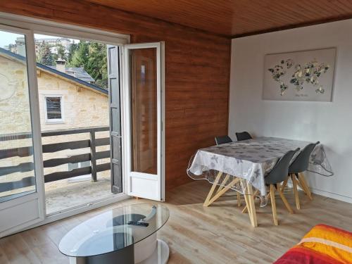 une salle à manger avec une table et une grande fenêtre dans l'établissement Foun Vive, à Font-Romeu-Odeillo-Via