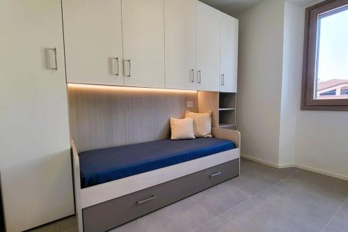 a bed in a room with white cabinets at Appartamento Centro storico - Massa in Massa