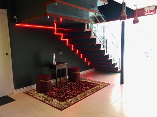 a stairway with a red light and a rug at Urbanature Filme e Arte BC in Balneário Camboriú