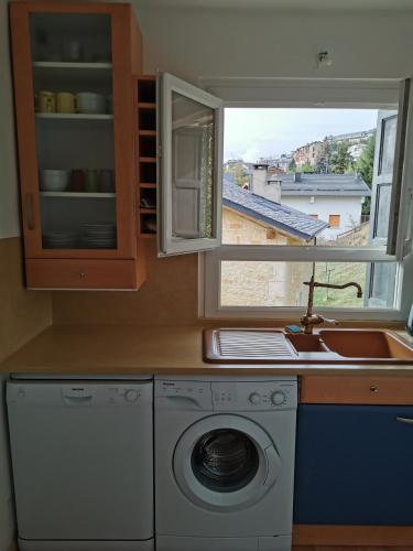 d'une cuisine avec un lave-linge, un évier et une fenêtre. dans l'établissement Foun Vive, à Font-Romeu-Odeillo-Via