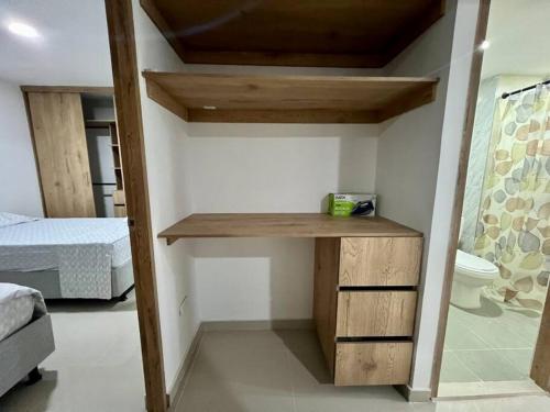 Zimmer mit einem Bett und einem Schreibtisch in einem Zimmer in der Unterkunft Apartamento de 3 habitaciones muy cerca al malecón in Barranquilla