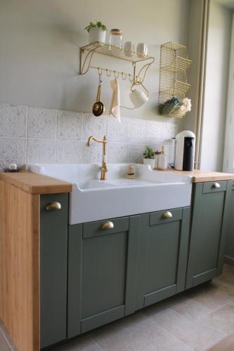 une cuisine avec un évier et un comptoir dans l'établissement Gîte avec jacuzzi 6 personnes, à Brouchaud