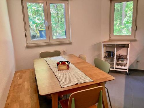 uma mesa de madeira com cadeiras e uma caixa sobre ela em Haus am Lübbesee em Templin