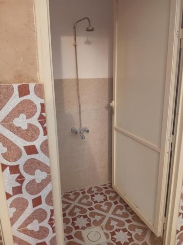 a shower in a bathroom with a shower stall at شاليه ندى in Buraydah