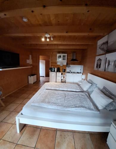 Ένα ή περισσότερα κρεβάτια σε δωμάτιο στο Studio im Blockhaus am Chiemsee