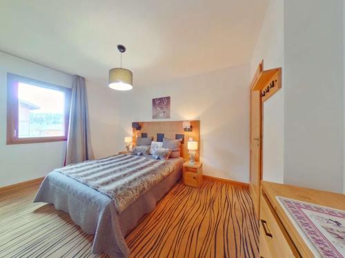 une chambre avec un lit et une fenêtre dans l'établissement Appart 3 pièces aux Saisies - Piscine, Jacuzzi, Fitness - FR-1-594-102, à Hauteluce