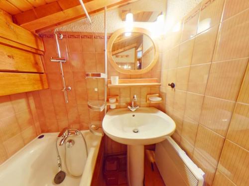 Baño pequeño con lavabo y espejo en Appartement Les Saisies, 1 pièce, 4 personnes - FR-1-594-169, en Hauteluce
