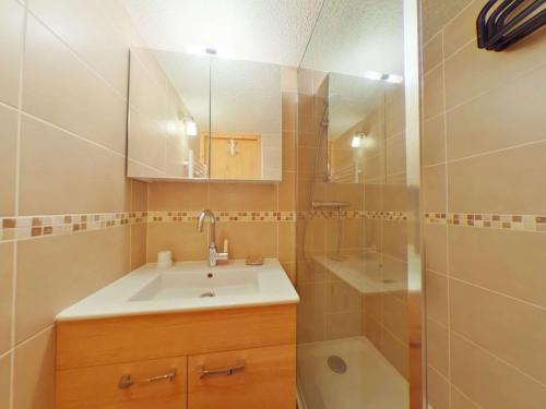 une salle de bain avec un lavabo, une douche et un miroir dans l'établissement Studio cabine Les Saisies 6 pers, proche pistes, balcon sud/est - FR-1-594-188, à Hauteluce