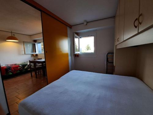 1 dormitorio con 1 cama y comedor en GRAYNITE-High Altitude Apartment, en Passo del Tonale