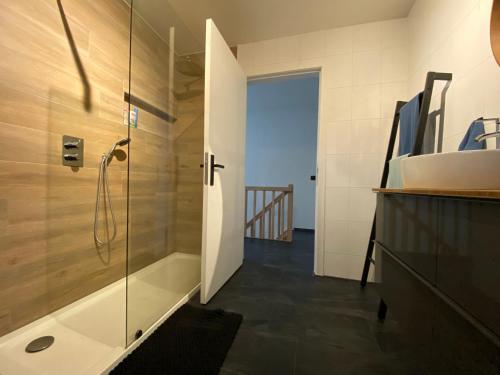 y baño con ducha y lavamanos. en Casper House, Near Maastricht, en Lanaken