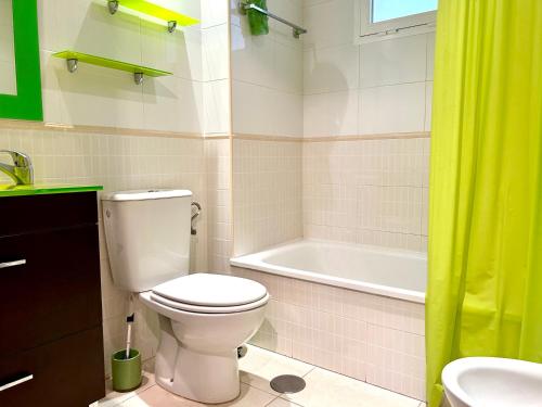 een badkamer met toilet, bad en wastafel bij Spacious, comfortable and close to the beach in Torre del Mar