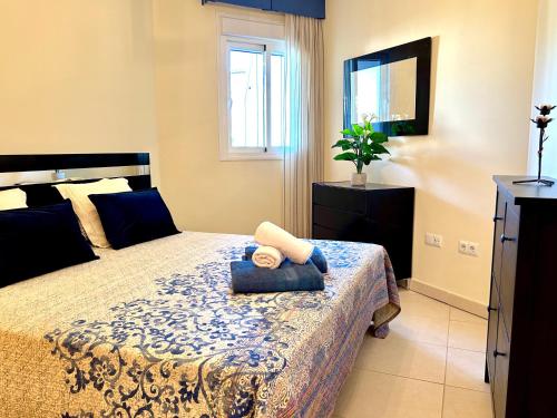 een slaapkamer met een bed met een teddybeer erop bij Spacious, comfortable and close to the beach in Torre del Mar