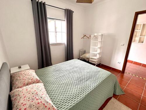 سرير أو أسرّة في غرفة في Casa Mourato